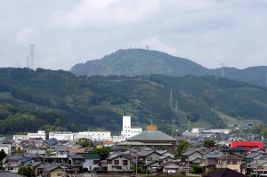 本社から見た”粟ケ岳”方面の展望